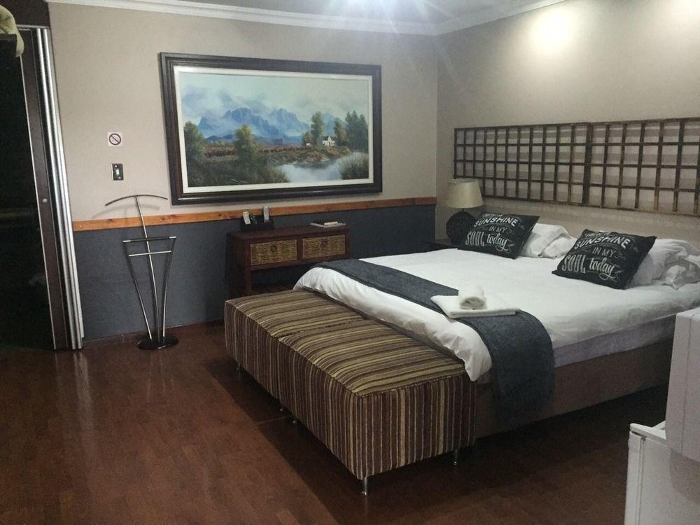 African Moon Corporate House Kempton Park Exterior foto